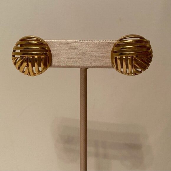 TAT EARRINGS VINTAGE GOLD TONE OPEN WORK ROUND STUD PIERCED CIRCLE SIGNED - Picture 4 of 8